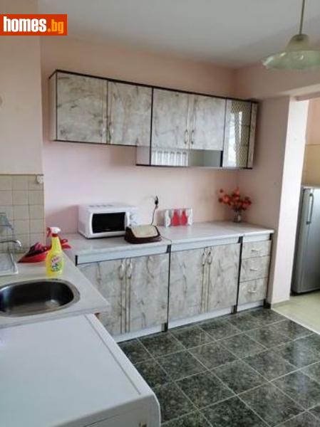 Тристаен, 80m²