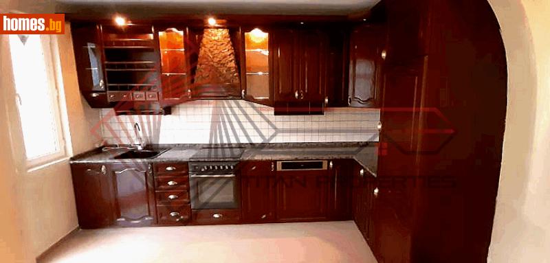 Тристаен, 150m²