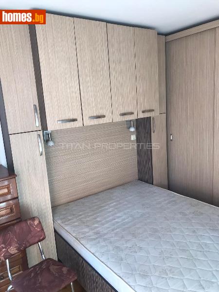 Тристаен, 60m²
