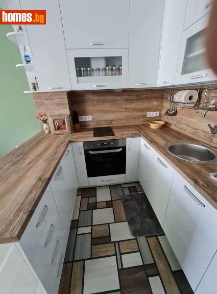 Тристаен, 96m²