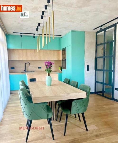 Тристаен, 106m²