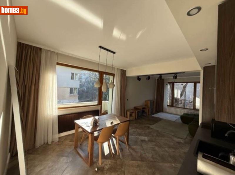 Тристаен, 90m²