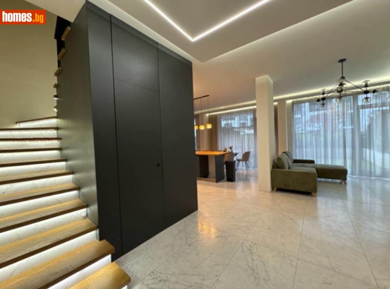 Тристаен, 145m²