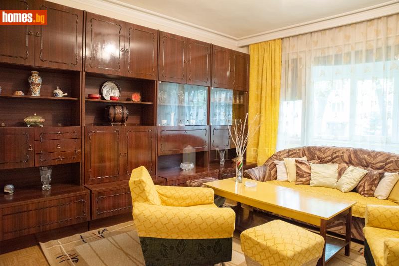 Тристаен, 81m²