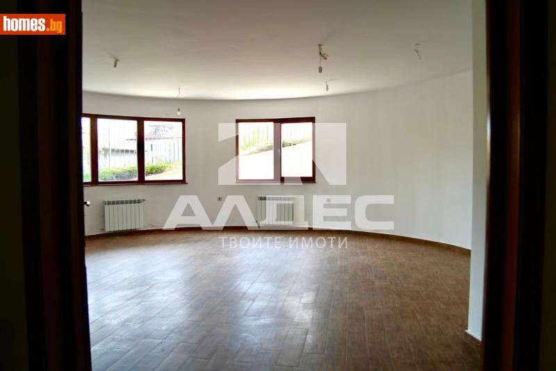 Тристаен, 145m²