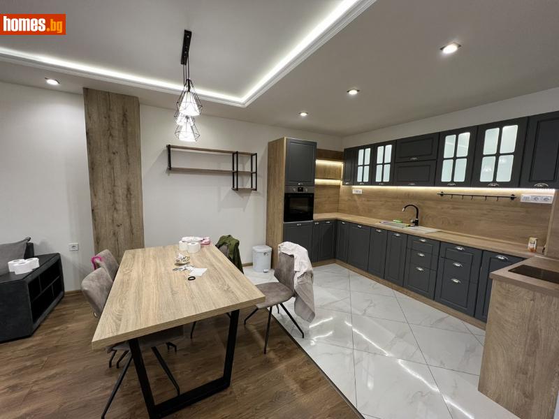 Тристаен, 110m²