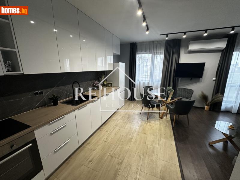 Тристаен, 87m²