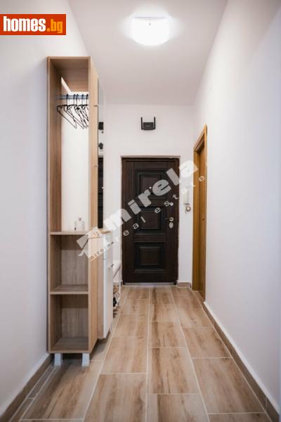 Тристаен, 65m²