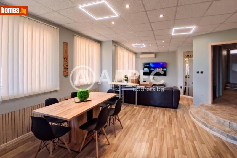Тристаен, 156m²