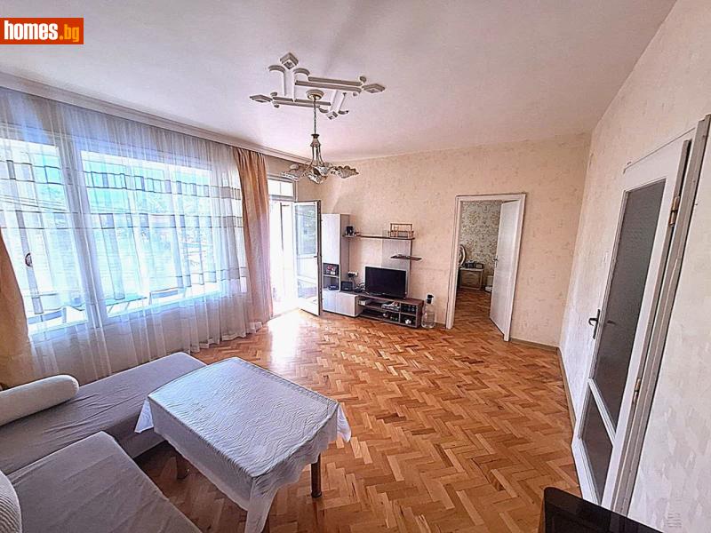 Тристаен, 85m²