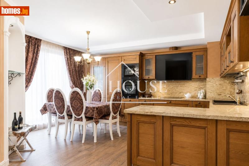 Тристаен, 94m²