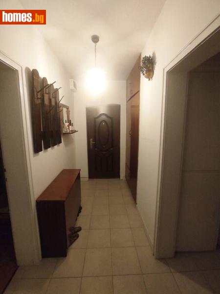 Тристаен, 67m²