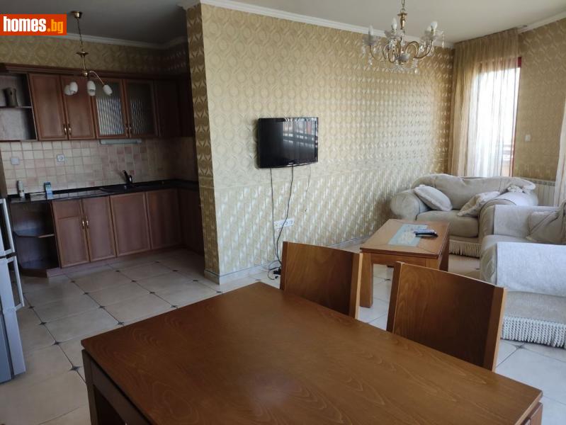 Тристаен, 104m²
