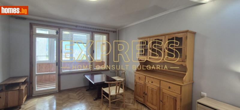 Тристаен, 65m²