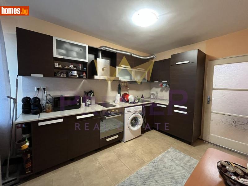 Тристаен, 70m²