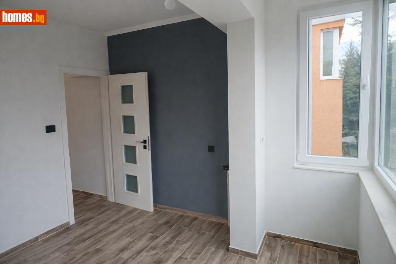 Тристаен, 84m²