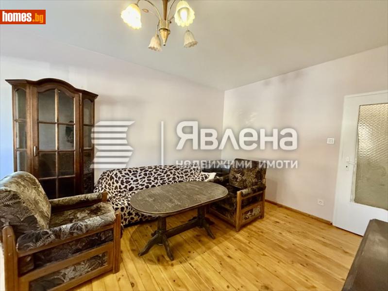 Тристаен, 68m²
