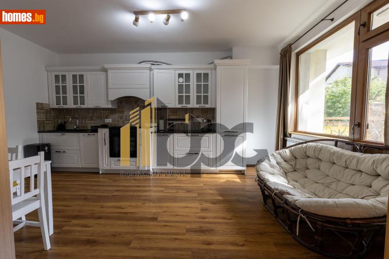 Тристаен, 90m²